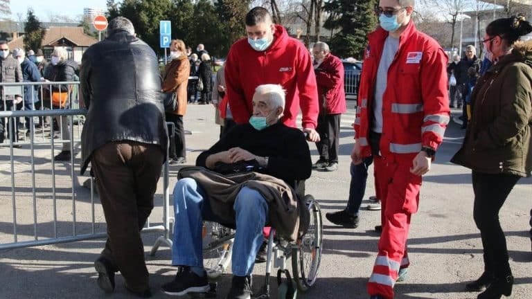 Korona virus: U Srbiji još 20 preminulih, nema popuštanja mera, EU zahteva dodatne vakcine od Astrazeneke