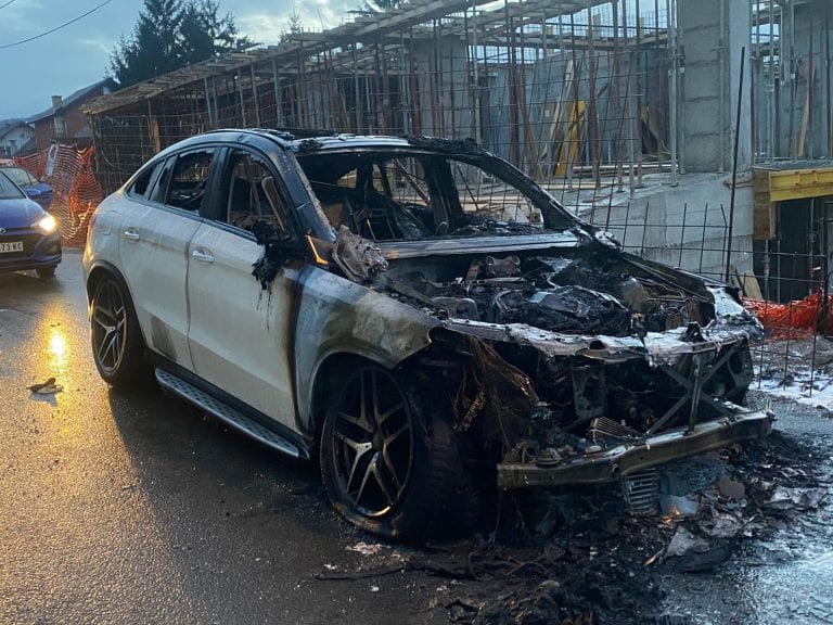 Zapaljena vozila Novopazarcu ispred kuće (video)