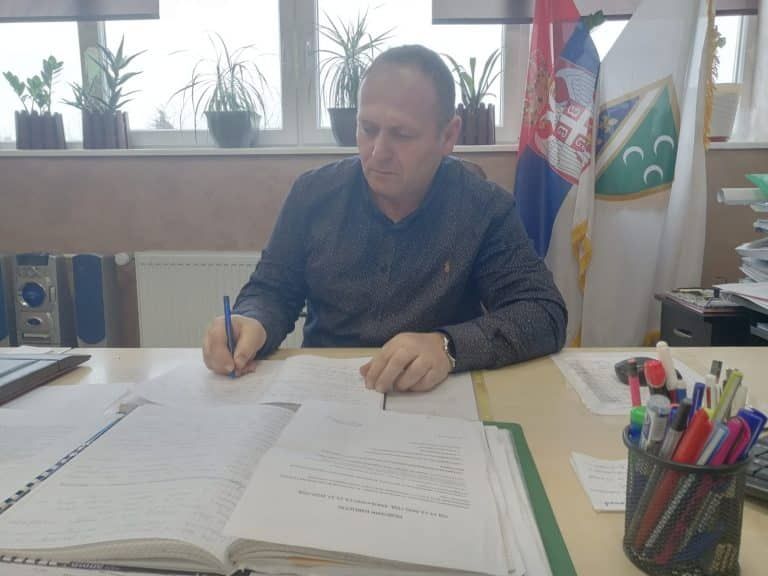 Posle pet nedelja đaci se vraćaju u školske klupe (video)