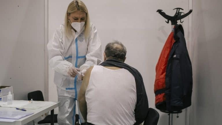 Korona virus: U Srbiji još 20 preminulih, u Britaniji za dan vakcinisano 600.000 ljudi