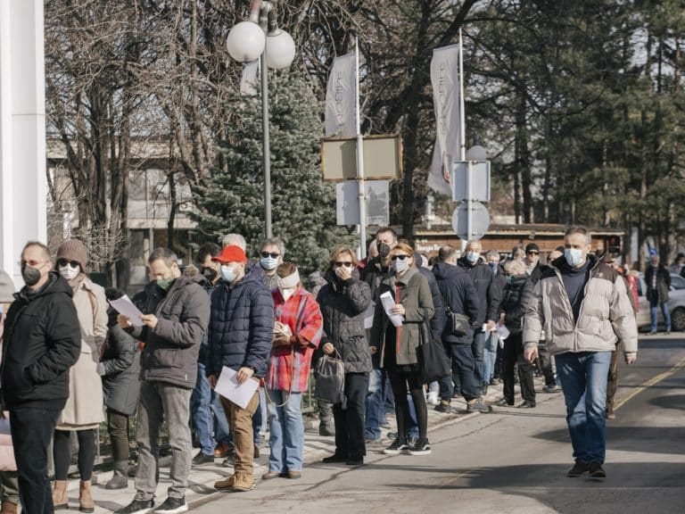 Korona virus: U Srbiji preminulo još 15 ljudi, Britanci zabrinuti zbog „Kent“ soja Kovida-19