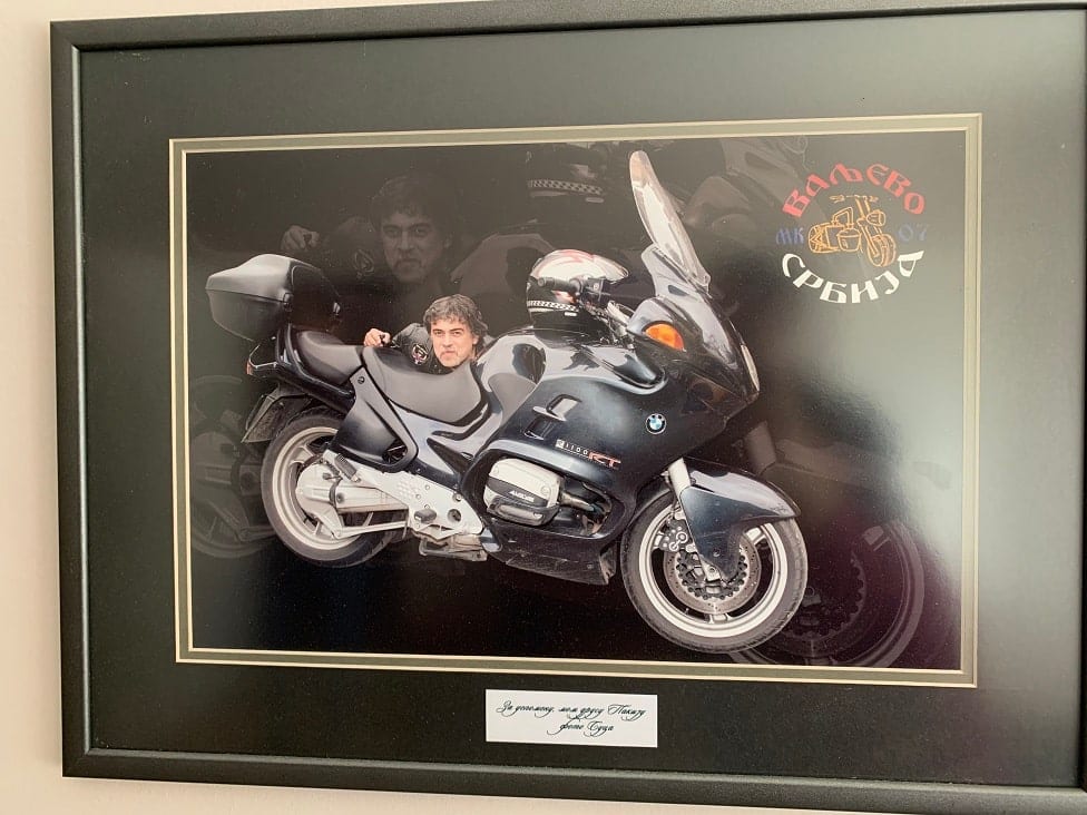 Uramljenu sliku sa omiljenim motorom Saša Pakević je držao na zidu porodičnog stana u Valjevu i još tamo stoji