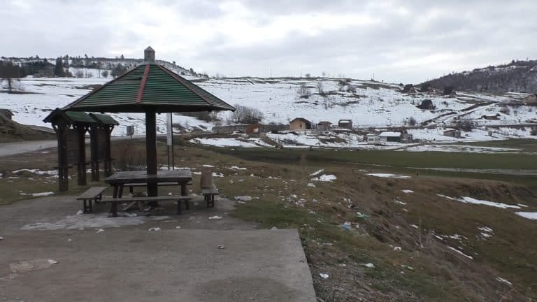 Prilaz Sjeničkom jezeru prepun smeća