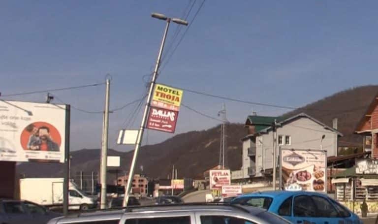 Stub ulične rasvete pretnja na magistralnom putu Novi Pazar- Raška