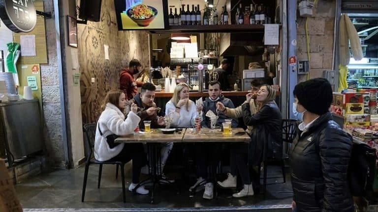 Korona virus i Izrael: U bar sa kovid pasošem – da li će tako izgledati budući svetski poredak