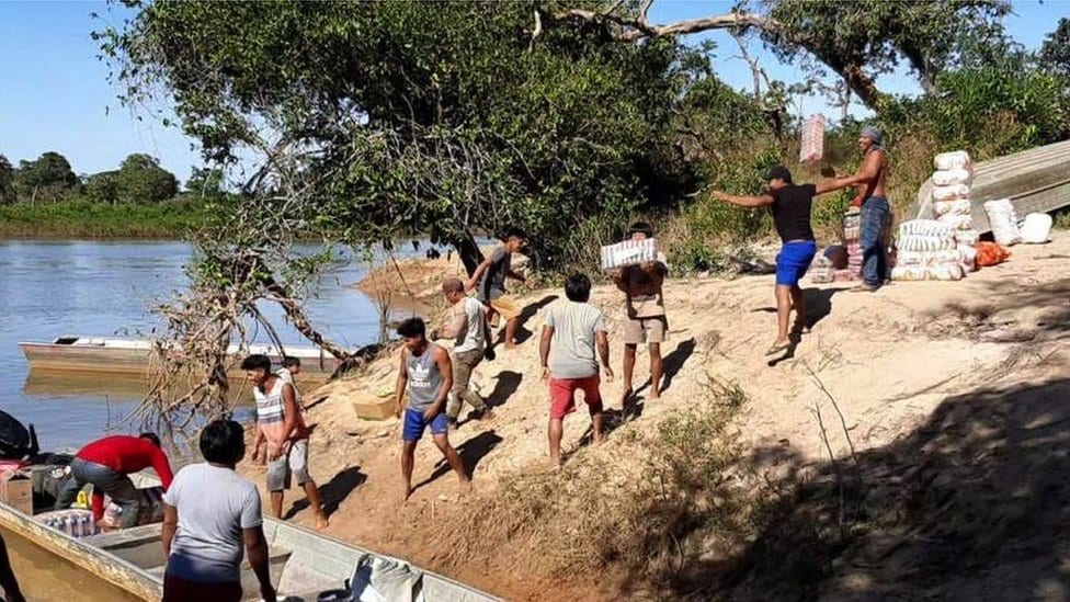 Food and other supplies are delivered to the Ipatse village by boat