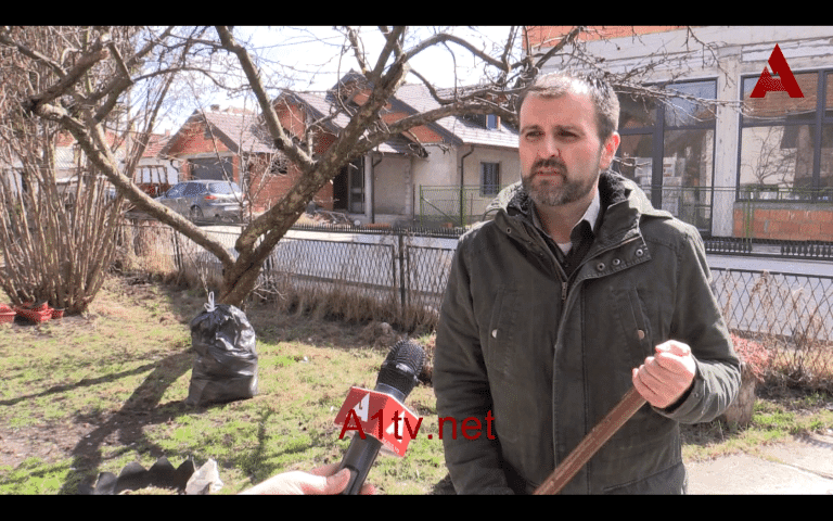 Doktor prinuđen da čisti, jer je dugo bez posla (video)