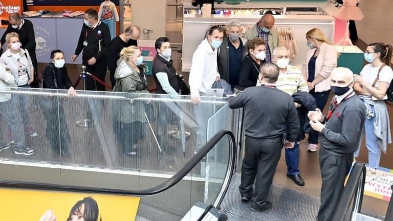 Korona virus i vakcinacija u Srbiji: Od vola na ražnju, preko uskršnjih bonusa i vaučera, do 3.000 dinara