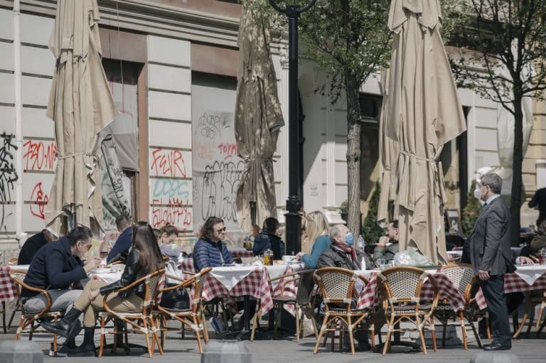 Korona virus: U Srbiji od petka ugostiteljski objekti rade i unutra, „dupli mutant“ doveo do širenja zaraze u Indiji