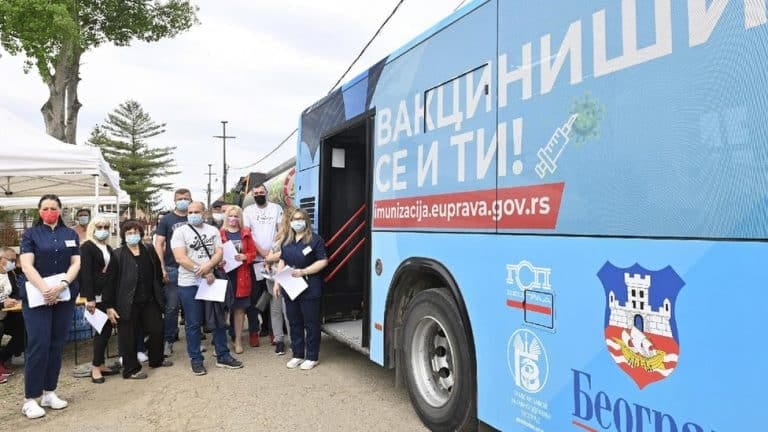 Korona virus: Broj novozaraženih u Srbiji ispod 1.000, u Rumuniji i Drakula u kampanji za vakcinaciju