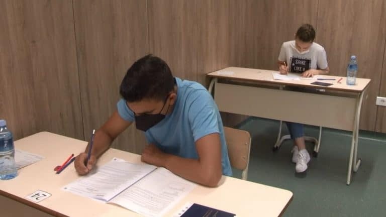 Osmaci danas završavaju maturu kombinovanim testom