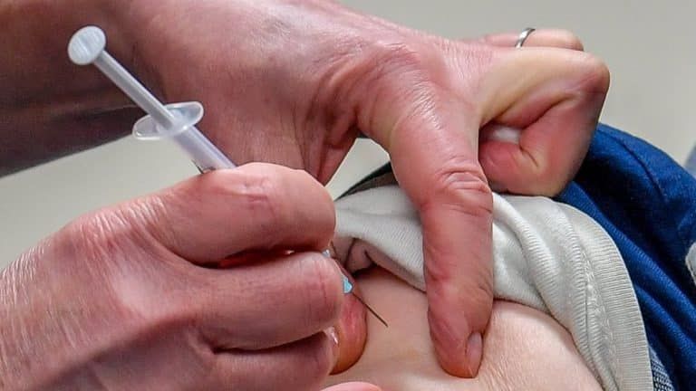 Korona virus: U Srbiji još dvoje preminulih, britanski ministar zdravlja podneo ostavku zbog kršenja mera