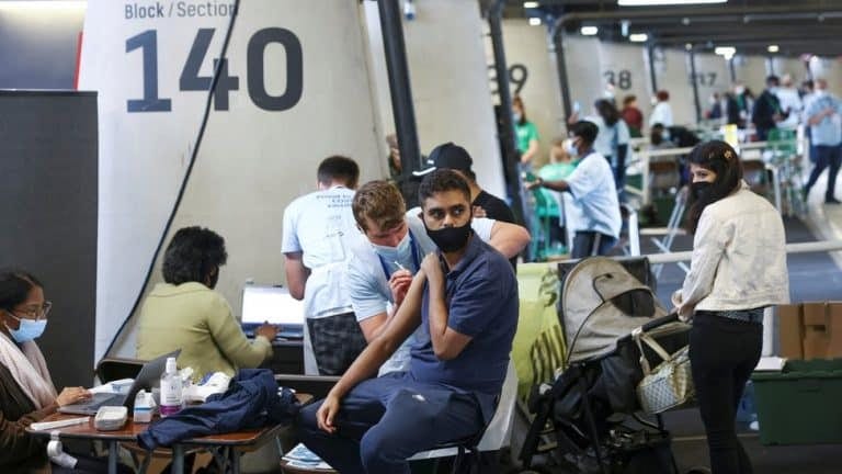 Korona virus: U Srbiji preminulo još četvoro ljudi, u Grčkoj daju 150 evra mladima koji se vakcinišu