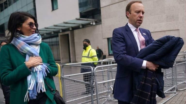 Korona virus, Britanija, afera: Ministar zdravlja podneo ostavku zbog kršenja Kovid pravila o fizičkoj udaljenosti