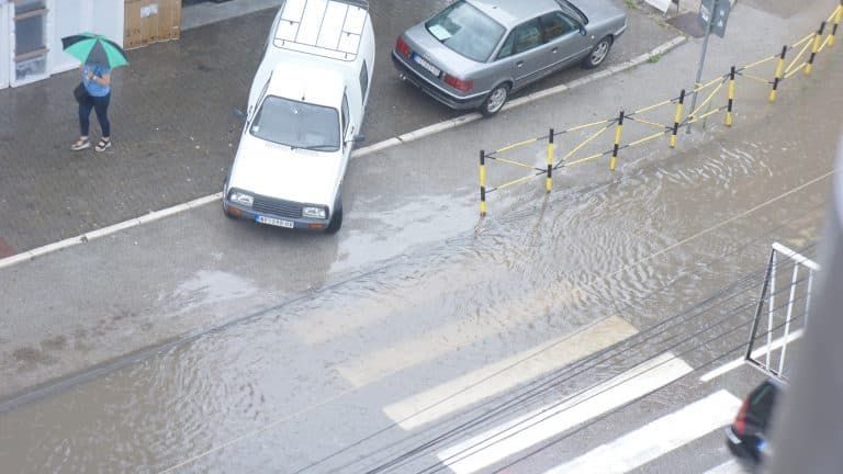 Jako nevreme pogodilo Novi Pazar, ulice pune vode (video)