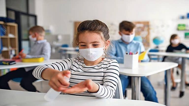 VRAĆAJU SE MASKE U UPOTREBU! Škole dobile SPECIJALNA kovid uputstva, evo kad moraju da ih nose