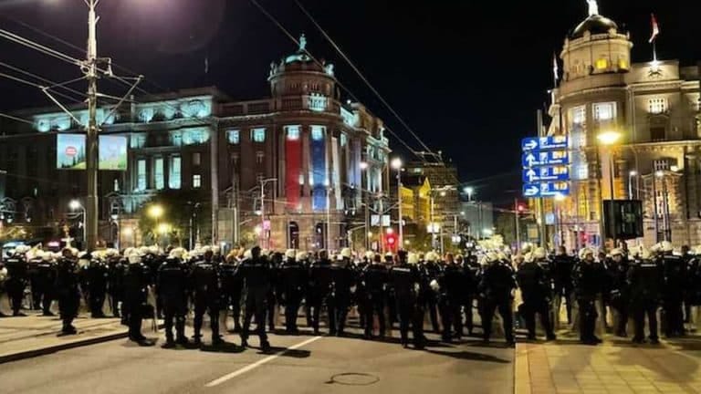 Korona virus: U Srbiji skoro 7.000 novih slučajeva zaraze, u Beogradu i Zagrebu protesti protiv kovid mera