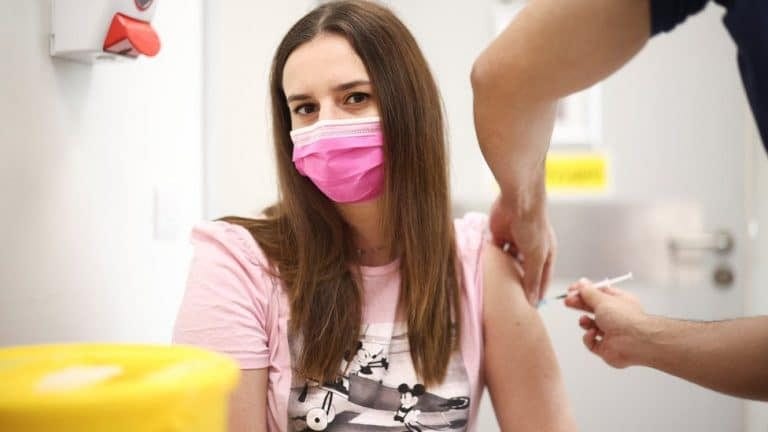 Korona virus: Više od 5.000 ljudi u bolnicama u Srbiji, porodice preminulih zdravstvenih radnika u Indiji traže obeštećenje