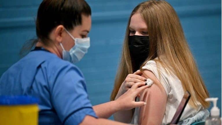 Korona virus: U Srbiji se ove nedelje očekuje odluka o kovid propusnicama, Fajzer testira lek za sprečavanje zaraze