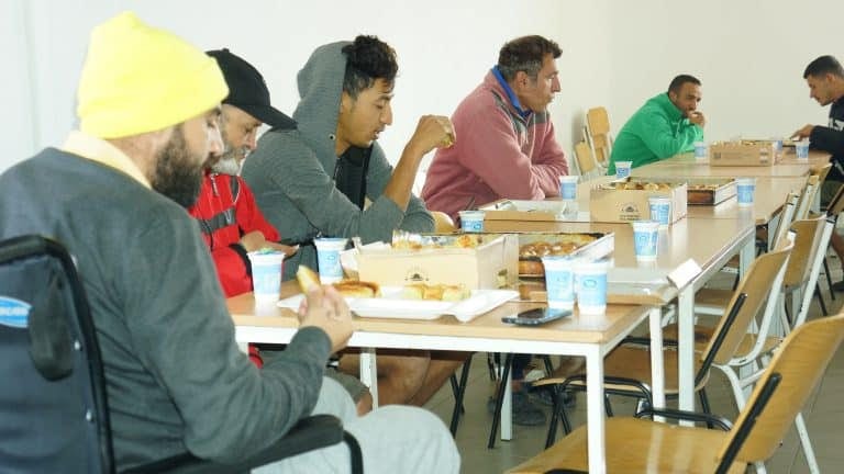 Priređena „Pazarska sofra“ za migrante u Tutinu (video)