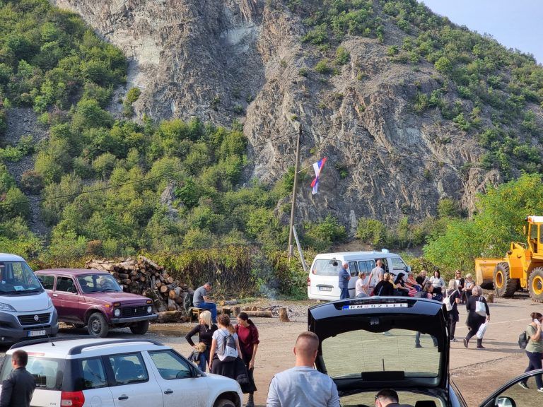 Građani samo peške na adeministrativnim prelazima (video)