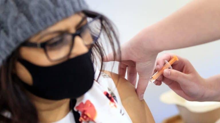 Korona virus: U Srbiji za prvih deset dana oktobra preminulo više od 500 ljudi, u Velikoj Britaniji dva miliona ljudi dobilo dodatnu dozu vakcine