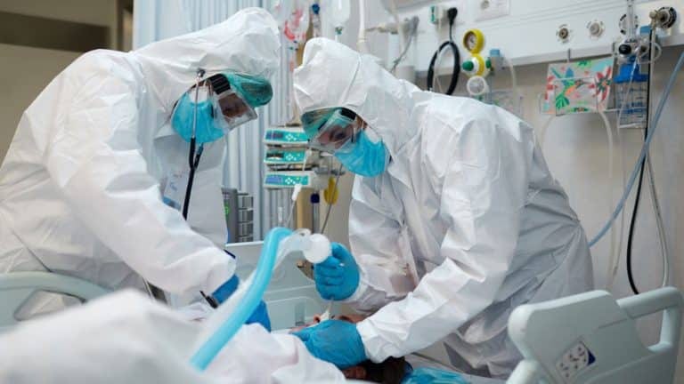 Korona virus: Od subote u Srbiji potrebne kovid propusnice za ugostiteljske objekte u zatvorenom, u Moskvi dug karantin za neke kategorije stanovništva