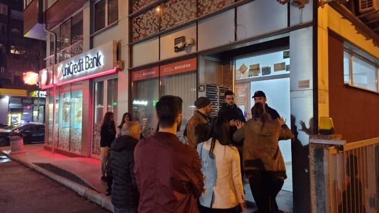 Evakuacija stanara zbog nepoznatog mirisa (Video)