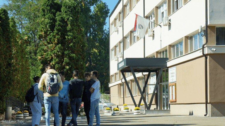 Gimnazijalci se u četvrtak vraćaju u učionice nakon tronedeljne pauze