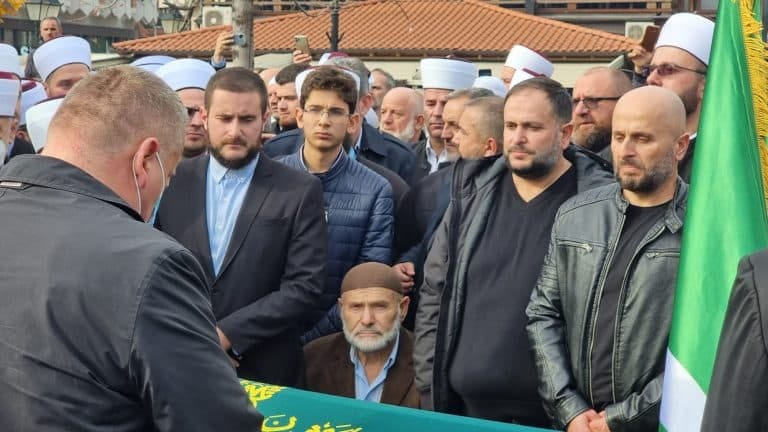 Hiljade ljudi klanjalo dženazu Muameru Zukorliću (video)