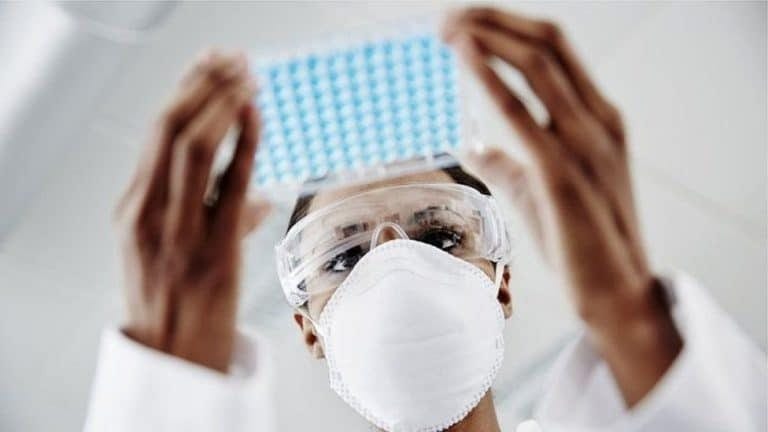 Korona virus: Prvi smrtni slučaj od omikron soja u Velikoj Britaniji, u Srbiju stižu lekovi molnupiravir i pakslovid