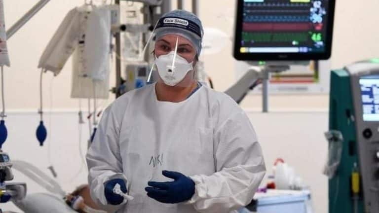 Korona virus: Redovi ispred ambulanti u Srbiji, Fajzer pravi vakcinu protiv omikron soja, imunitet od obične prehlade štiti od kovida – istraživanje