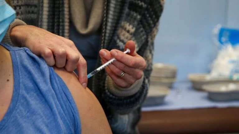 Korona virus: Nastavlja da pada broj novozaraženih u Srbiji, u Engleskoj uništeno skoro pet miliona doza vakcina