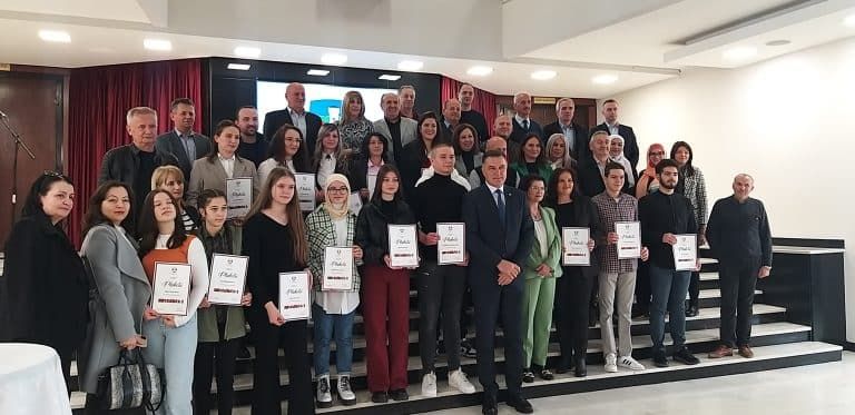 Grad dodelio priznanja najboljim učenicima i njihovim mentorima (video)