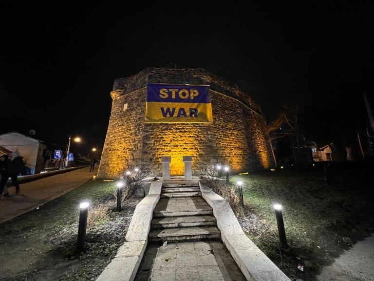 Zastava Ukrajine vraćena na bedem (video)