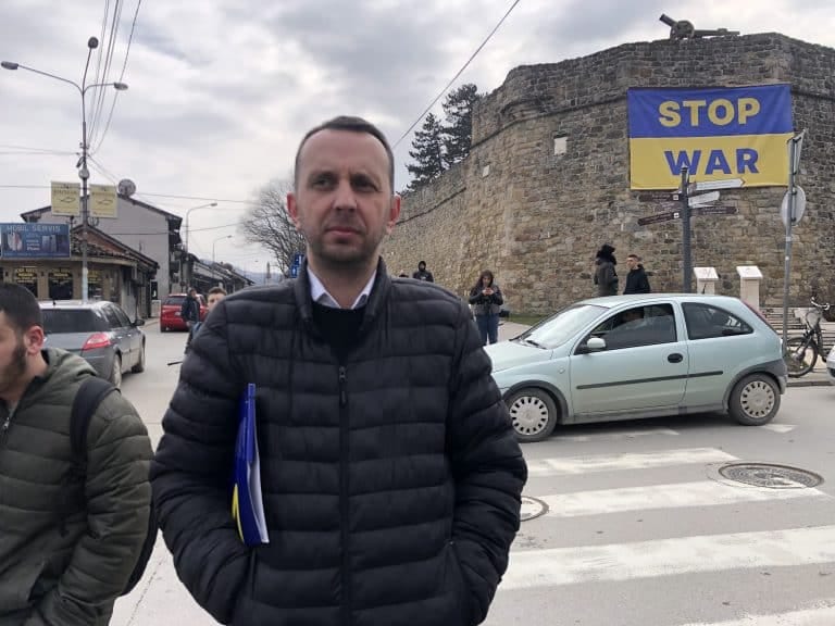 Da li je zbog pritiska bio uklonjen transparent? (video)