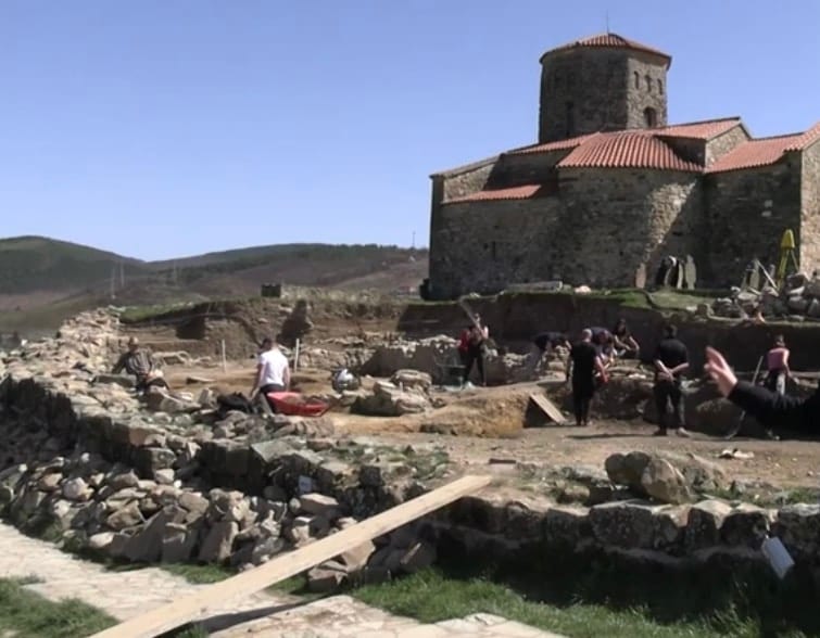 Uhvaćen muškarac koji je oskrnavio skelete u dvorištu Petrove crkve (video)