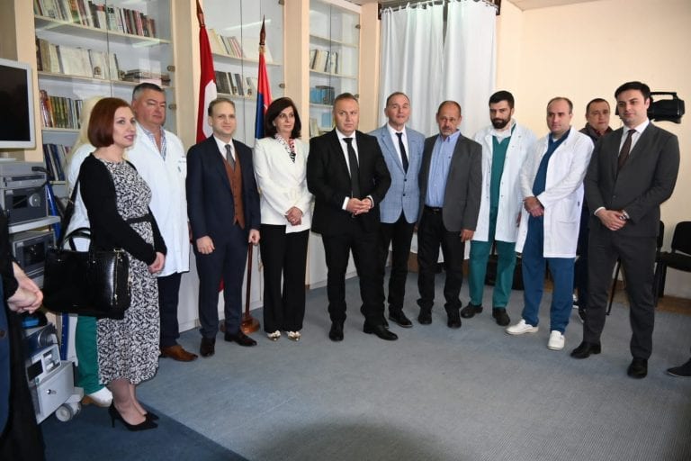 Generalni konzul Bašar Bašol Opštoj bolnici u Priboju uručio je laparaskopski aparat vredan 101 hiljadu evra
