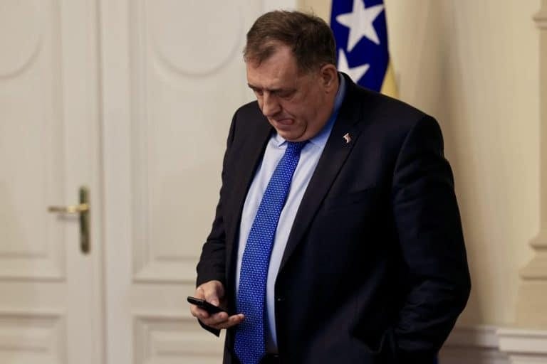 Dodik čestitao pobedu Vučiću: Narod u Srbiji u tebi vidi oslonac