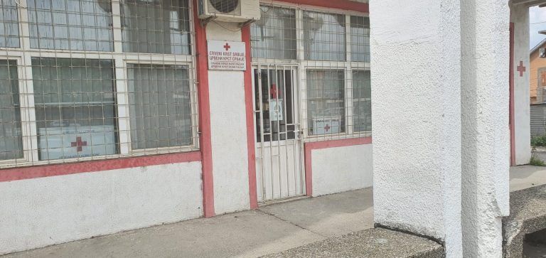 Crveni krst: Situacija se ne smiruje, roditelji i dalje traže „obećani novac“