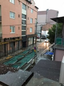 Pala skela u centru grada, pukom srecom niko nije povređen (video)