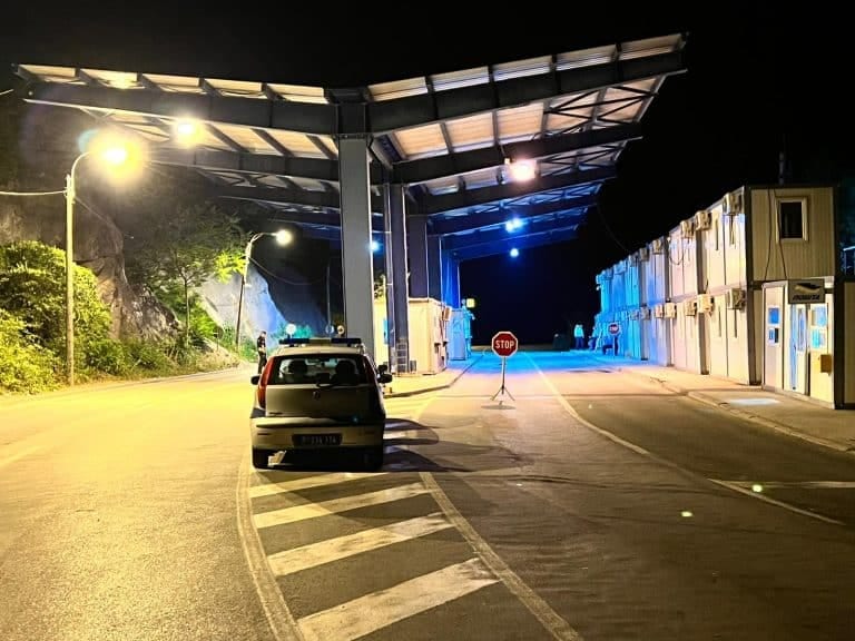 Svi administrativni prelazi sa Kosovom zatvoreni, osim Merdare (video)