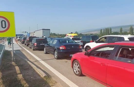 Počele gužve na putevima, najduže se čeka na prelazima Horgoš i Preševo