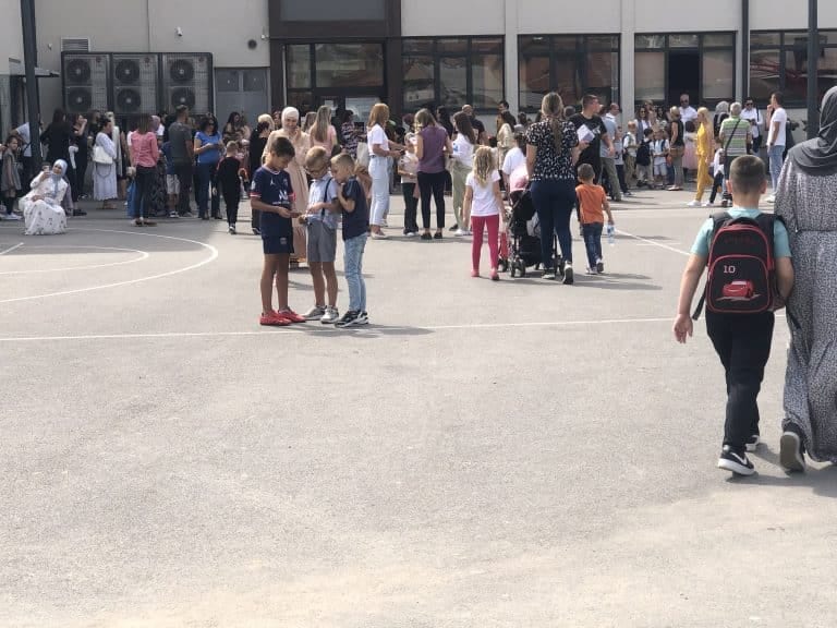 Šta sve uključuje đački dinar i ko odlučuje kako se raspolaže tim novcem
