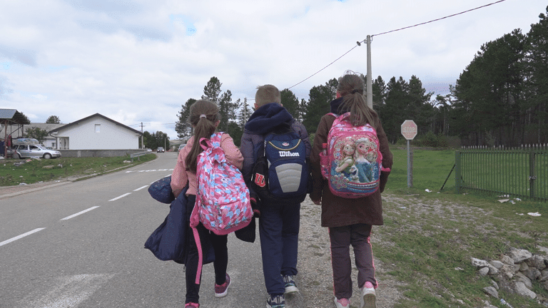 Preko 60 učenika na Pešteri ne ide u školu zbog prevoza (video)
