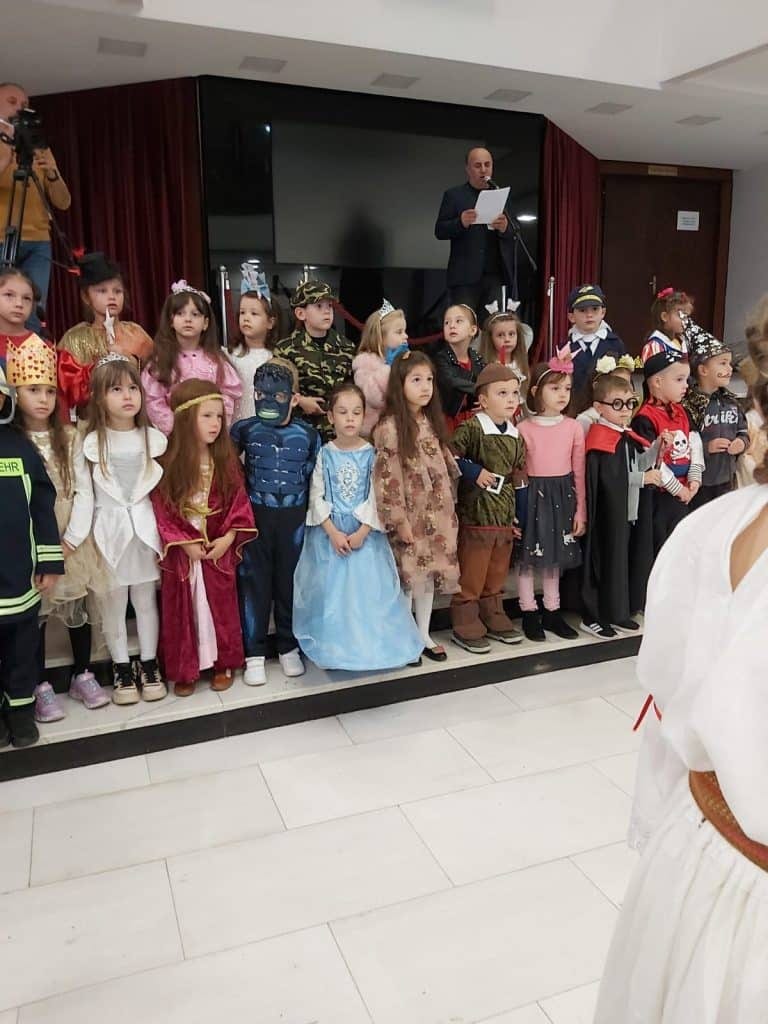 Šta detetu treba da raste do neba?  ( video )