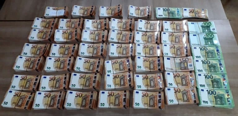 Skoro 270.000 evra u automobilu