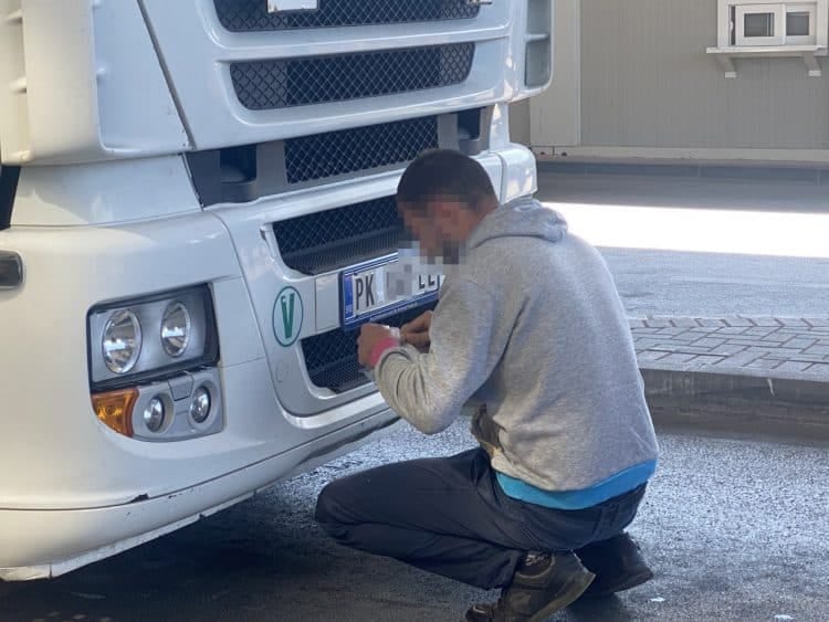 Kosovska policija počela da uručuje opomene zbog tablica