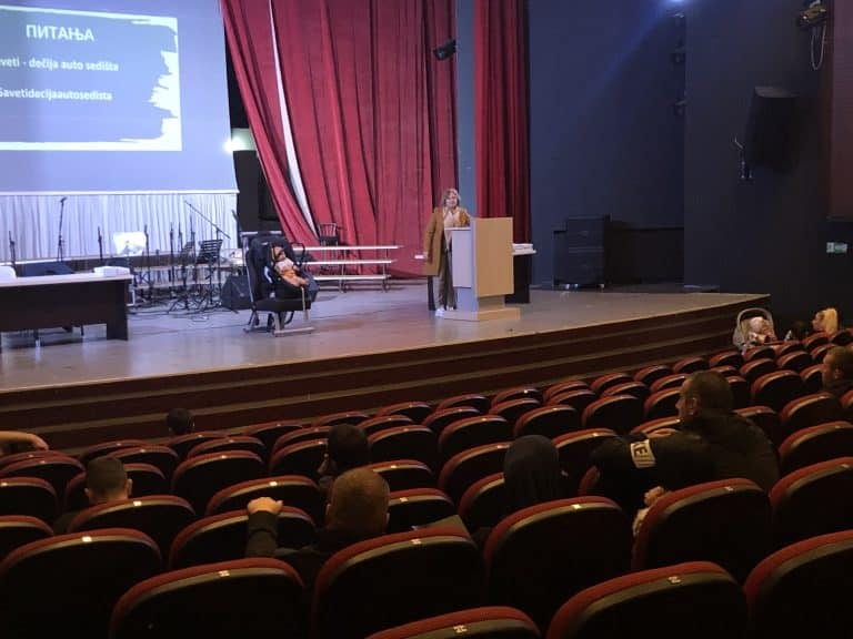 Dodeljeno 600 auto-sedišta za decu (video)