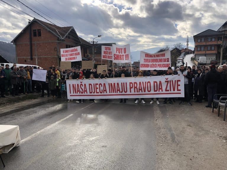 Veliki broj građana na protestu u naselju Mur (video)